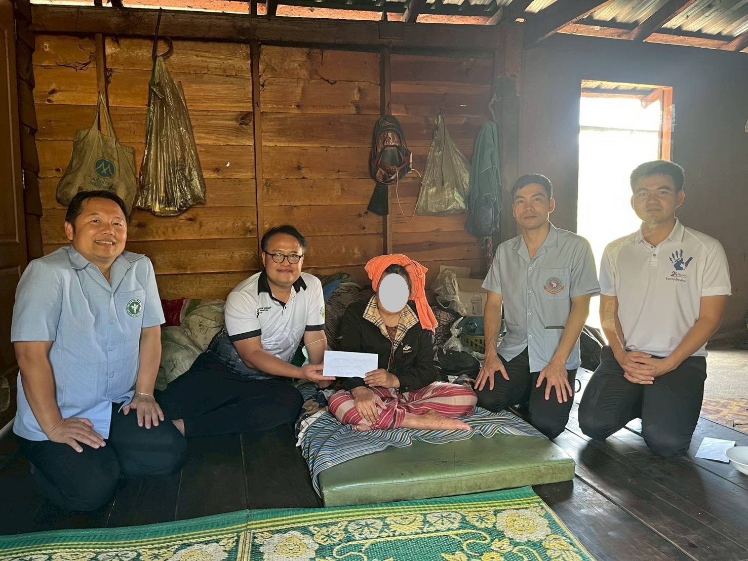 ออกเยี่ยมเยียนและมอบความช่วยเหลือให้แก่พี่น้องในชุมชน เพื่อยกระดับคุณภาพชีวิตและเป็นกำลังใจให้ก้าวเดินต่อไปได้